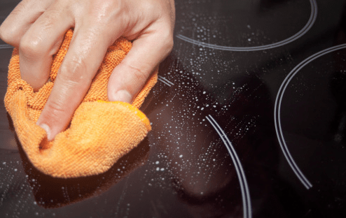 Comment nettoyer une plaque vitrocéramique ou induction sans laisser de  traces ?